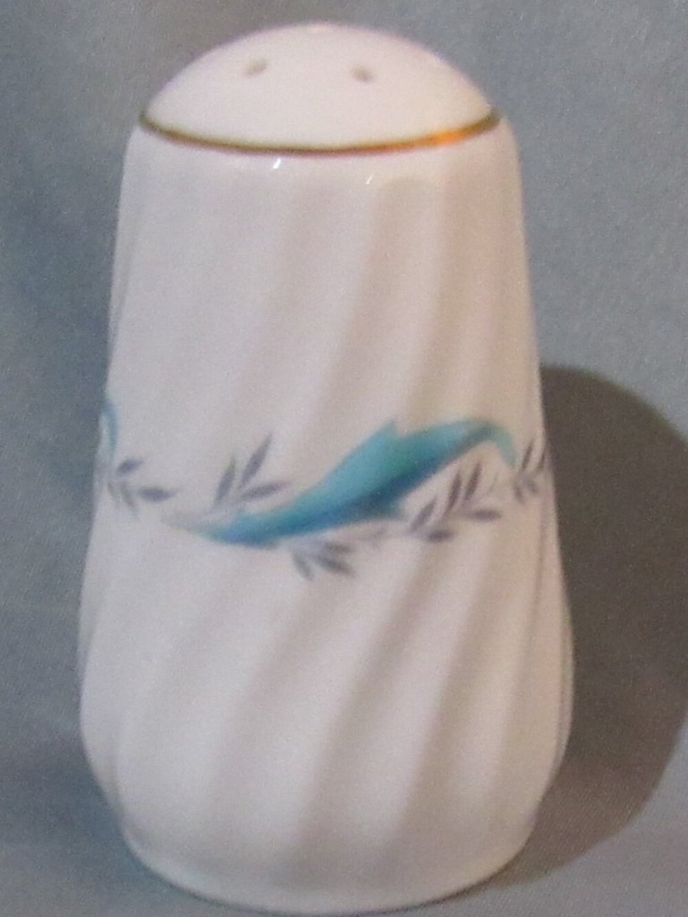 Minton Downing Blue S665 7 Hole Shaker, No Stopper Y729